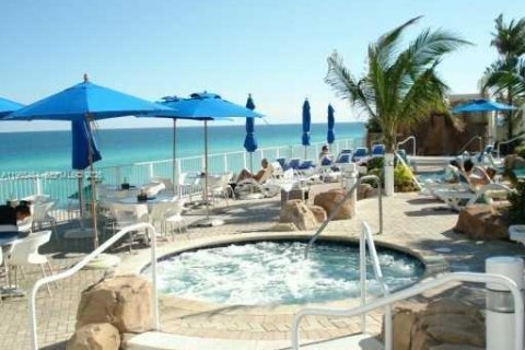 Condominio en venta en Sunny Isles Beach, Florida, 51.19 m2 № 2081214 - foto 10