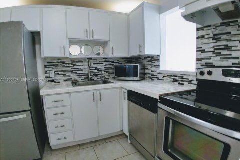 Copropriété à louer à Miami Beach, Floride: 1 chambre, 69.68 m2 № 2025785 - photo 25