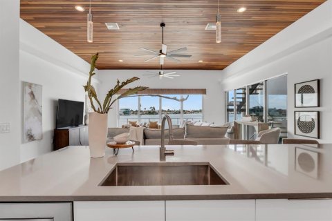 Casa en venta en Madeira Beach, Florida, 4 dormitorios, 314.38 m2 № 1782499 - foto 27
