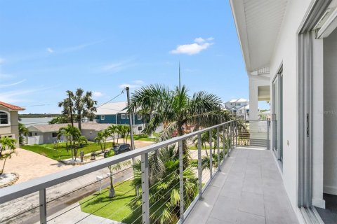Casa en venta en Madeira Beach, Florida, 4 dormitorios, 314.38 m2 № 1782499 - foto 18
