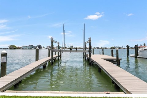 Casa en venta en Madeira Beach, Florida, 4 dormitorios, 314.38 m2 № 1782499 - foto 11
