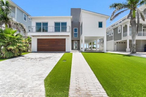 Casa en venta en Madeira Beach, Florida, 4 dormitorios, 314.38 m2 № 1782499 - foto 1