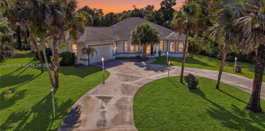 House in Lehigh Acres, Florida 4 bedrooms № 2074936
