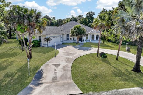 House in Lehigh Acres, Florida 4 bedrooms № 2074936 - photo 2