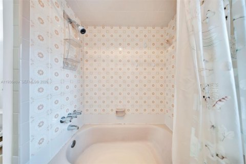 Купить виллу или дом в Майами, Флорида 4 спальни, 225.2м2, № 1996279 - фото 17