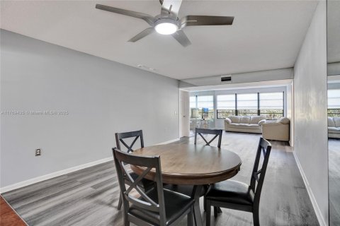Condo in West Palm Beach, Florida, 2 bedrooms  № 1726016 - photo 11