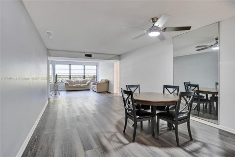 Condo in West Palm Beach, Florida, 2 bedrooms  № 1726016 - photo 9