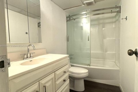 Condo in Lauderdale Lakes, Florida, 1 bedroom  № 1863118 - photo 16