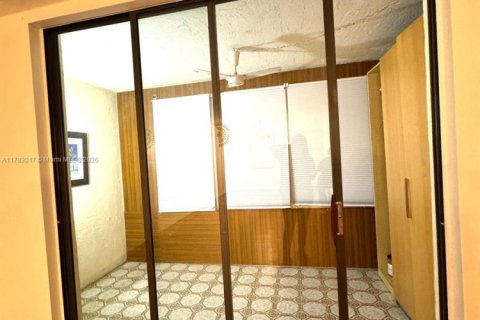 Condo in Lauderdale Lakes, Florida, 1 bedroom  № 1863118 - photo 11