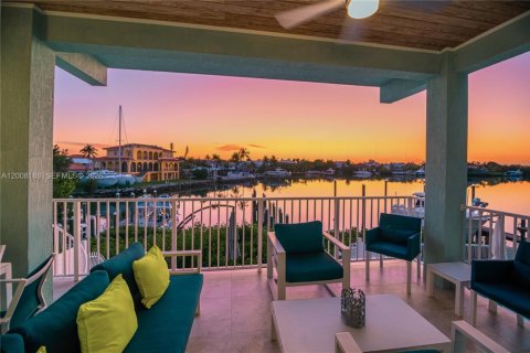 House in Marathon, Florida 5 bedrooms, 265.7 sq.m. № 2074019 - photo 24