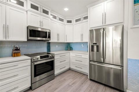 House in Marathon, Florida 5 bedrooms, 265.7 sq.m. № 2074019 - photo 30