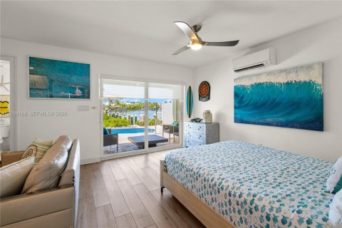 House in Marathon, Florida 5 bedrooms, 265.7 sq.m. № 2074019 - photo 13