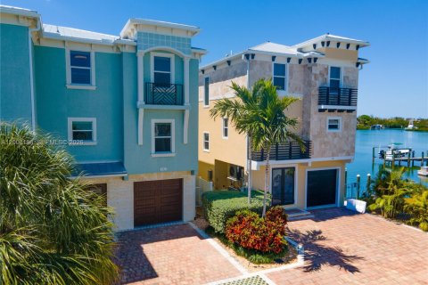 House in Marathon, Florida 5 bedrooms, 265.7 sq.m. № 2074019 - photo 8