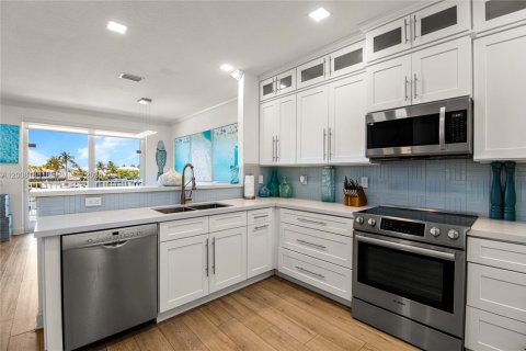 House in Marathon, Florida 5 bedrooms, 265.7 sq.m. № 2074019 - photo 27