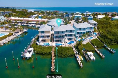 House in Marathon, Florida 5 bedrooms, 265.7 sq.m. № 2074019