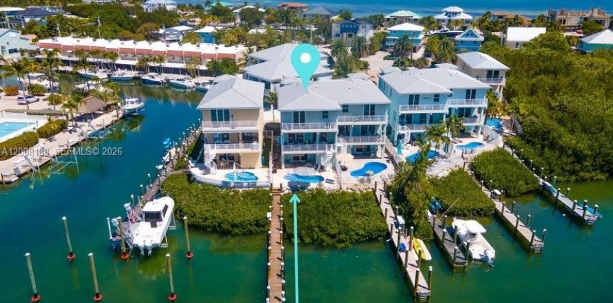 House in Marathon, Florida 5 bedrooms, 265.7 sq.m. № 2074019