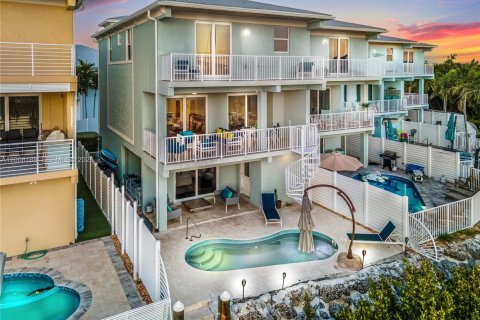 House in Marathon, Florida 5 bedrooms, 265.7 sq.m. № 2074019 - photo 5