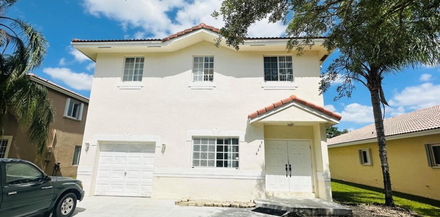 Villa ou maison à Tamarac, Floride 4 chambres, 204.01 m2 № 2084207