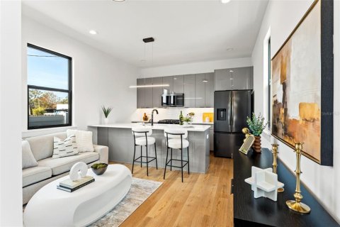 House in Tampa, Florida 2 bedrooms, 96.62 sq.m. № 1902331 - photo 7