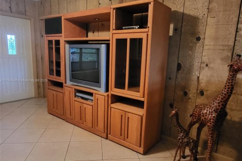 House in Hollywood, Florida 3 bedrooms, 126.72 sq.m. № 2013707 - photo 5