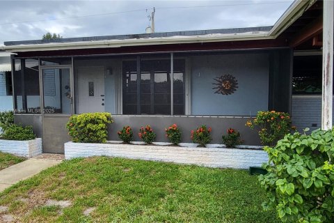 House in Hollywood, Florida 3 bedrooms, 126.72 sq.m. № 2013707 - photo 2