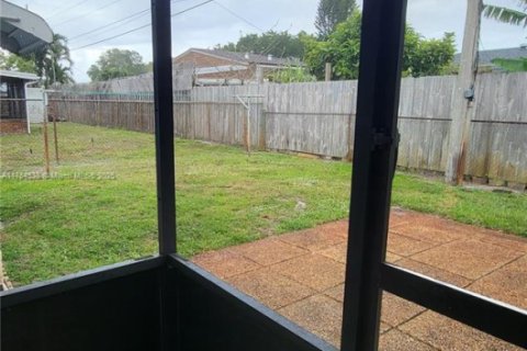 House in Hollywood, Florida 3 bedrooms, 126.72 sq.m. № 2013707 - photo 26