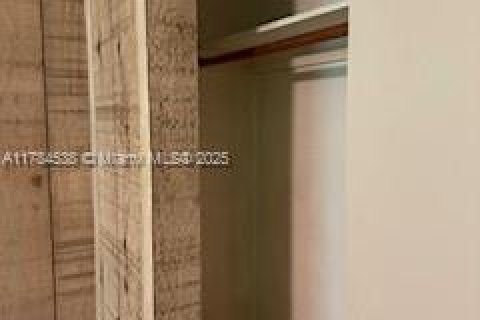 House in Hollywood, Florida 3 bedrooms, 126.72 sq.m. № 2013707 - photo 21