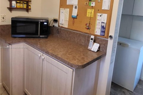 House in Hollywood, Florida 3 bedrooms, 126.72 sq.m. № 2013707 - photo 12