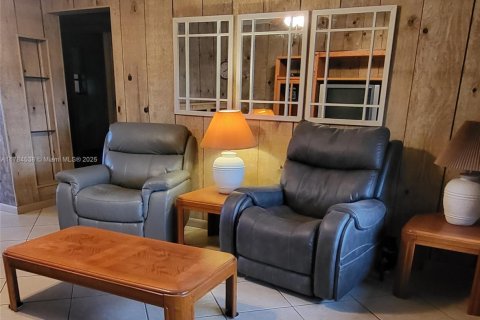 House in Hollywood, Florida 3 bedrooms, 126.72 sq.m. № 2013707 - photo 6