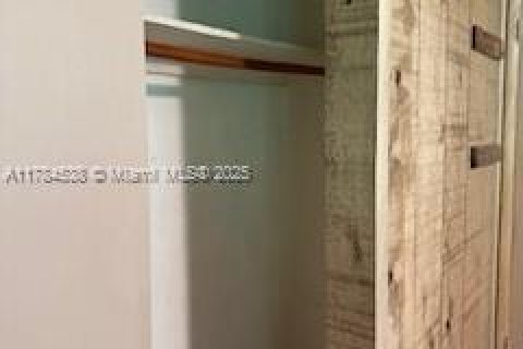 House in Hollywood, Florida 3 bedrooms, 126.72 sq.m. № 2013707 - photo 22