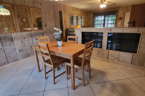 House in Hollywood, Florida 3 bedrooms, 126.72 sq.m. № 2013707 - photo 8