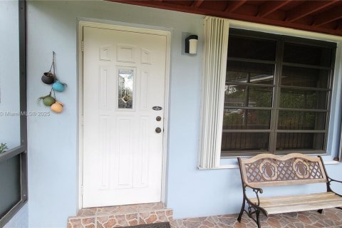 House in Hollywood, Florida 3 bedrooms, 126.72 sq.m. № 2013707