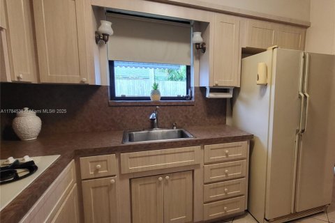 House in Hollywood, Florida 3 bedrooms, 126.72 sq.m. № 2013707 - photo 11