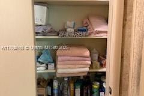 House in Hollywood, Florida 3 bedrooms, 126.72 sq.m. № 2013707 - photo 16