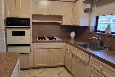 House in Hollywood, Florida 3 bedrooms, 126.72 sq.m. № 2013707 - photo 10