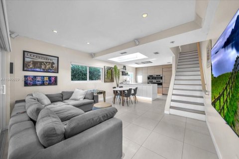 Таунхаус в Майами-Бич, Флорида 3 спальни, 117.99м2 № 1998056