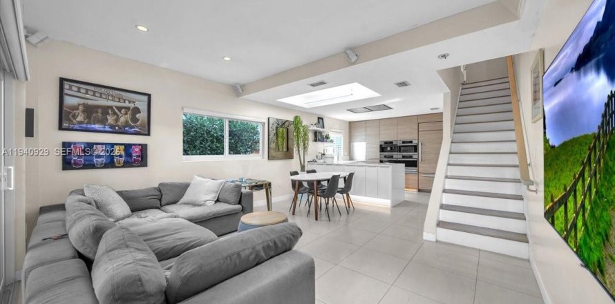 Таунхаус в Майами-Бич, Флорида 3 спальни, 117.99м2 № 1998056