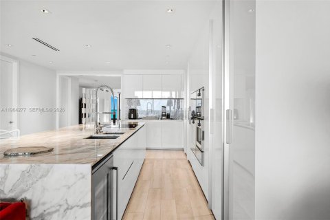 Condominio en alquiler en Bal Harbour, Florida, 3 dormitorios, 320.51 m2 № 2081099 - foto 16