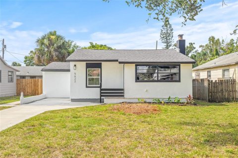 House in Gulfport, Florida 2 bedrooms, 110.55 sq.m. № 1771512 - photo 1