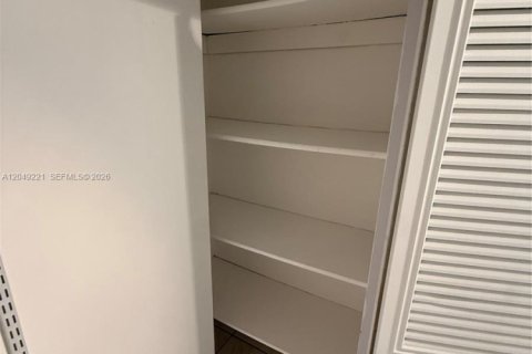 Condo in Miami, Florida, 2 bedrooms  № 2241604 - photo 15