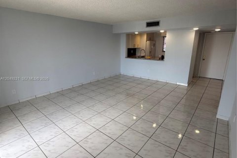Condo in Miami, Florida, 2 bedrooms  № 2241604 - photo 3