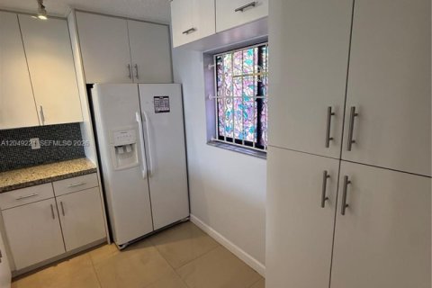 Condo in Miami, Florida, 2 bedrooms  № 2241604 - photo 6