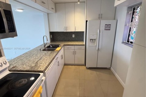 Condo in Miami, Florida, 2 bedrooms  № 2241604 - photo 4