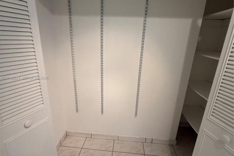 Condo in Miami, Florida, 2 bedrooms  № 2241604 - photo 14