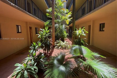 Condo in Miami, Florida, 2 bedrooms  № 2241604 - photo 27