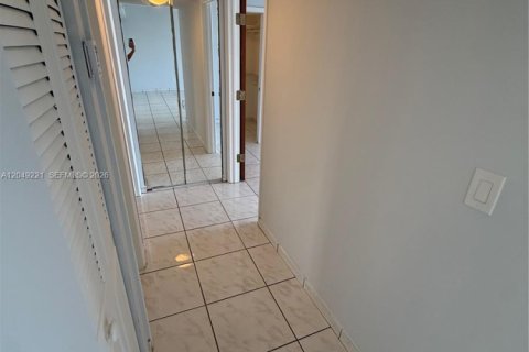 Condo in Miami, Florida, 2 bedrooms  № 2241604 - photo 10