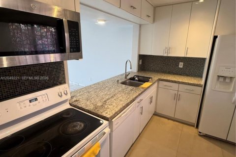Condo in Miami, Florida, 2 bedrooms  № 2241604 - photo 5