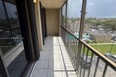 Condo in Miami, Florida, 2 bedrooms  № 2241604 - photo 23