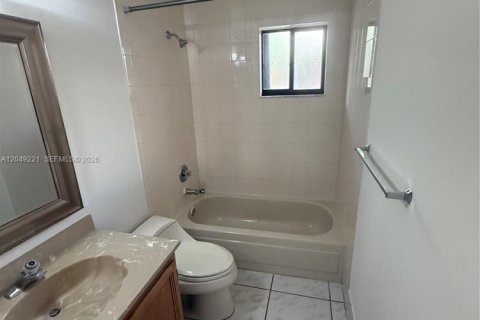 Condo in Miami, Florida, 2 bedrooms  № 2241604 - photo 11
