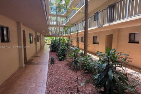Condo in Miami, Florida, 2 bedrooms  № 2241604 - photo 26